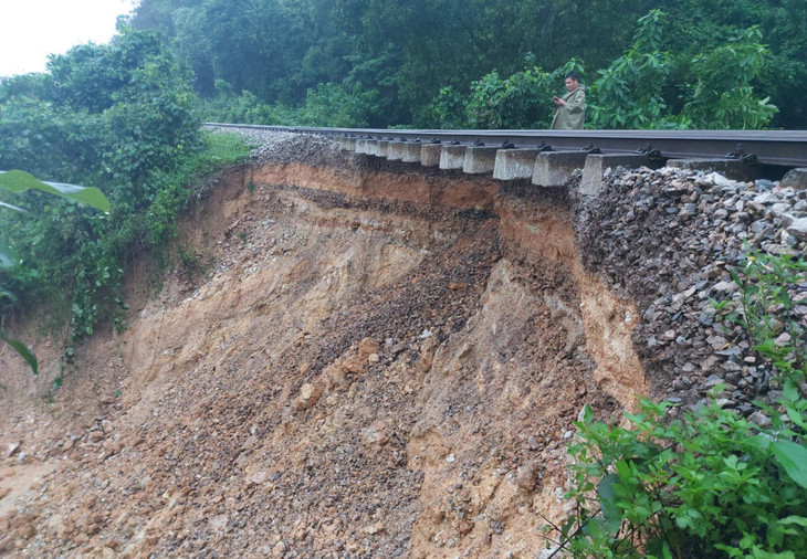 Điểm sạt lở xuất hiện tại Km 354+900 đến Km 355+400 đoạn qua thôn Liên Châu, xã Đức Liên, huyện Vũ Quang