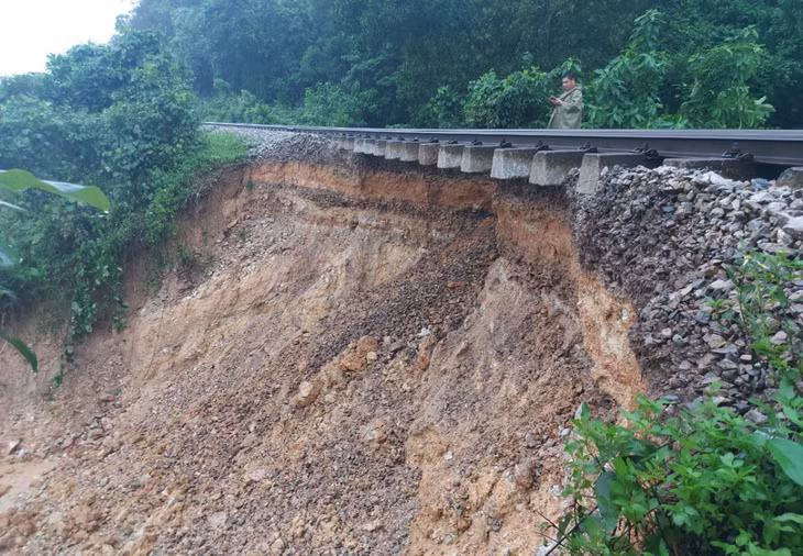 Điểm sạt lở xuất hiện tại Km 354+900 đến Km 355+400 đoạn qua thôn Liên Châu, xã Đức Liên, huyện Vũ Quang
