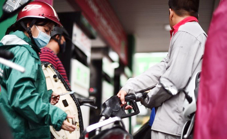 Người dân đổ nhiên liệu tại một cây xăng trên đường Nguyễn Thị Định, TP. Thủ Đức (TP.HCM)