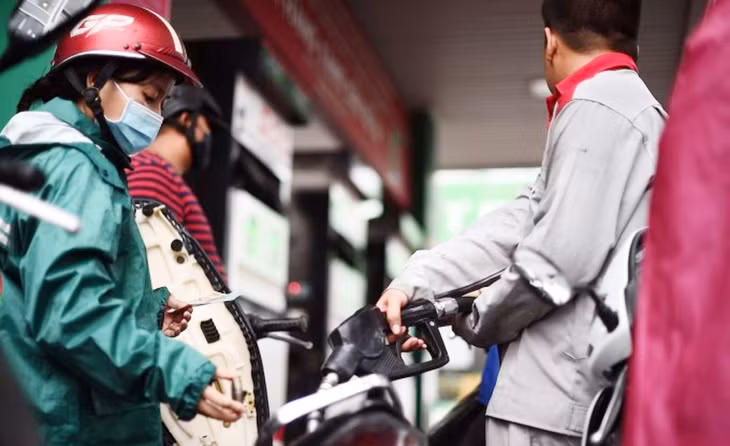 Người dân đổ nhiên liệu tại một cây xăng trên đường Nguyễn Thị Định, TP. Thủ Đức (TP.HCM)