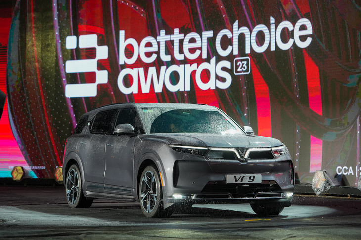 Sở hữu ngoại hình bề thế, uy nghi nhưng không kém phần thời trang, đẳng cấp, VinFast VF 9 là sự lựa chọn của thế hệ “chủ tịch mới” tại Việt Nam.