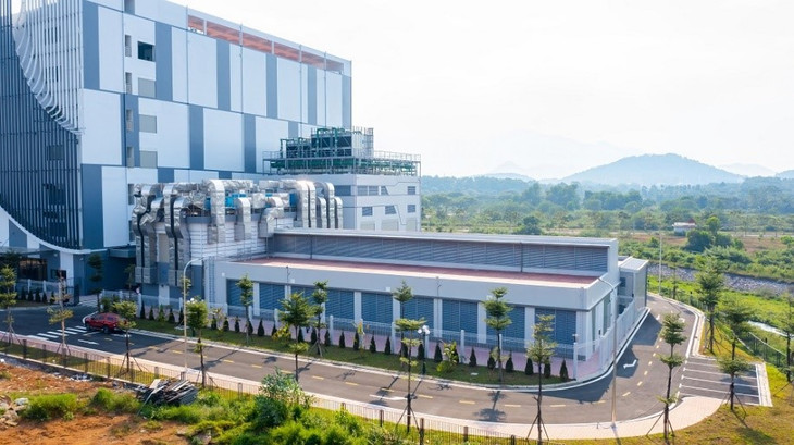 Hiện tại, VNPT IDC Hòa Lạc là một trong số ít Data Center đạt tiêu chuẩn Uptime Tier III về Facility (TCCF) tại Việt Nam. Khác với tiêu chuẩn Uptime Tier III về thiết kế (TCDD) chỉ có giá trị 2 năm, chứng chỉ TCCF là chứng chỉ được cấp 1 lần, có giá trị vĩnh viễn. Để được cấp chứng chỉ này yêu cầu IDC phải được đầu tư đồng bộ hệ thống hạ tầng kỹ thuật, đồng thời cần chuyên gia của Uptime Institute trực tiếp kiểm tra, đánh giá, xác thực hệ thống đạt yêu cầu. Hiện tại, VNPT IDC Hòa Lạc là một trong số ít Data Center đạt tiêu chuẩn Uptime Tier III về Facility (TCCF) tại Việt Nam. Khác với tiêu chuẩn Uptime Tier III về thiết kế (TCDD) chỉ có giá trị 2 năm, chứng chỉ TCCF là chứng chỉ được cấp 1 lần, có giá trị vĩnh viễn. Để được cấp chứng chỉ này yêu cầu IDC phải được đầu tư đồng bộ hệ thống hạ tầng kỹ thuật, đồng thời cần chuyên gia của Uptime Institute trực tiếp kiểm tra, đánh giá, xác thực hệ thống đạt yêu cầu.