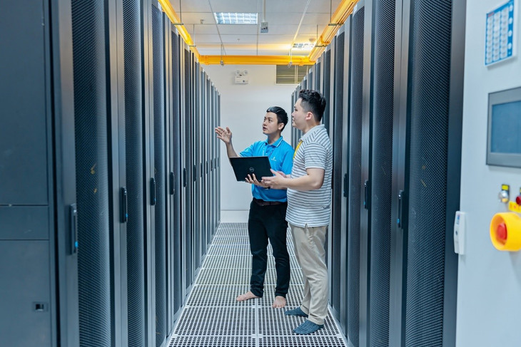 Đặc biệt, hệ thống hạ tầng của IDC Hòa Lạc đều được trang bị dự phòng 3N/2, không chỉ giúp tăng cường khả năng mở rộng quy mô trong tương lai mà còn đảm bảo vận hành an toàn và liên tục ngay cả khi thực hiện sửa chữa, bảo trì,… Đặc biệt, hệ thống hạ tầng của IDC Hòa Lạc đều được trang bị dự phòng 3N/2, không chỉ giúp tăng cường khả năng mở rộng quy mô trong tương lai mà còn đảm bảo vận hành an toàn và liên tục ngay cả khi thực hiện sửa chữa, bảo trì,…