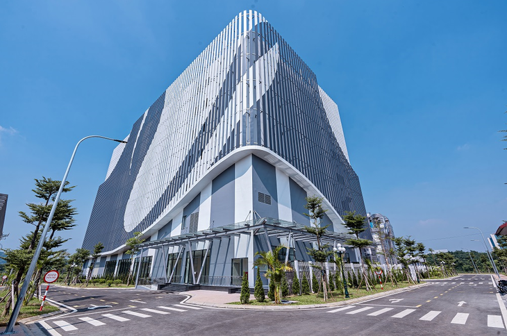 Trung tâm dữ liệu VNPT IDC Hòa Lạc có tổng diện tích sử dụng lên tới 23.000m2, bao gồm tòa nhà chính Data Hall và các hạng mục phụ trợ độc lập, được xây dựng hiện đại và đã được cấp chứng chỉ Uptime Tier III cho hạng mục thiết kế (TCDD), xây dựng lắp đặt (TCCF). Trung tâm dữ liệu VNPT IDC Hòa Lạc có tổng diện tích sử dụng lên tới 23.000m2, bao gồm tòa nhà chính Data Hall và các hạng mục phụ trợ độc lập, được xây dựng hiện đại và đã được cấp chứng chỉ Uptime Tier III cho hạng mục thiết kế (TCDD), xây dựng lắp đặt (TCCF).