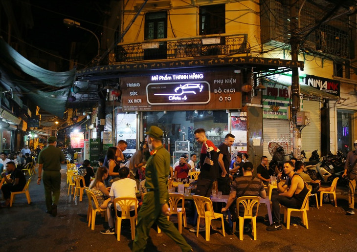 Đến khoảng 0h ngày 30/7, lực lượng chức năng có mặt để nhắc nhở hàng quán đóng cửa theo quy định. Đến khoảng 0h ngày 30/7, lực lượng chức năng có mặt để nhắc nhở hàng quán đóng cửa theo quy định.