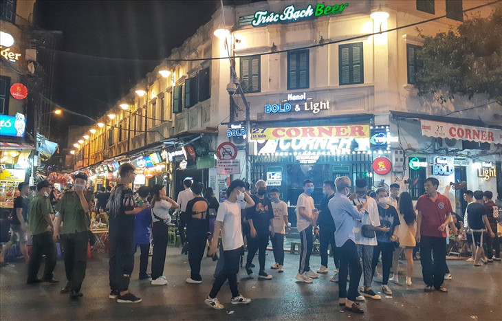 Chiều 29/7, tại cuộc họp Ban chỉ đạo phòng chống dịch COVID-19, Chủ tịch UBND thành phố Nguyễn Đức Chung đề nghị tạm thời dừng hoạt động lễ hội, quán bar từ tối 29/7 theo đúng kết luận của Thủ tướng Chính phủ tại cuộc họp Thường trực Chính phủ về phòng, chống dịch COVID-19 tại thông báo số 262/TB-VPCP ngày 29/7/2020. Tuy nhiên, vào lúc 23h ngày 29.9, vẫn có rất nhiều quán bar trên địa bàn thành phố mở cửa đón khách. Chiều 29/7, tại cuộc họp Ban chỉ đạo phòng chống dịch COVID-19, Chủ tịch UBND thành phố Nguyễn Đức Chung đề nghị tạm thời dừng hoạt động lễ hội, quán bar từ tối 29/7 theo đúng kết luận của Thủ tướng Chính phủ tại cuộc họp Thường trực Chính phủ về phòng, chống dịch COVID-19 tại thông báo số 262/TB-VPCP ngày 29/7/2020. Tuy nhiên, vào lúc 23h ngày 29.9, vẫn có rất nhiều quán bar trên địa bàn thành phố mở cửa đón khách.