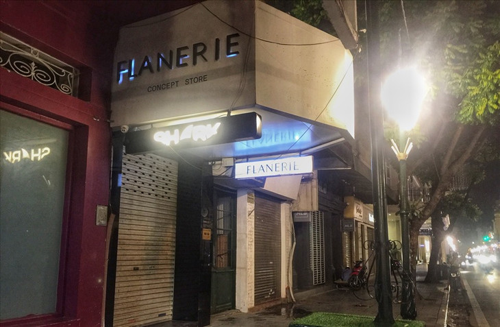 Hiếm hoi mới có thể thấy một quán bar trên địa bàn thành phố "cửa đóng then cài", không nhận khách sau chỉ thị của Chủ tịch thành phố. Hiếm hoi mới có thể thấy một quán bar trên địa bàn thành phố "cửa đóng then cài", không nhận khách sau chỉ thị của Chủ tịch thành phố.