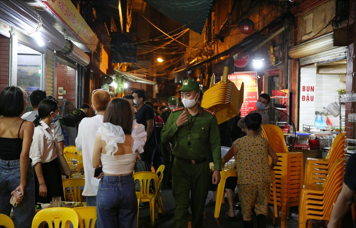 Một số người dân cũng được nhắc nhở việc đeo khẩu trang tại nơi công cộng. Một số người dân cũng được nhắc nhở việc đeo khẩu trang tại nơi công cộng.