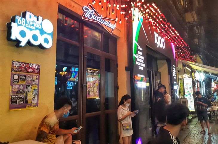 Quán bar 1900 vẫn mở cửa đón khách. Ngoài ra một số quán như: Infinity (Hàng Bài), SI Cuisine & Mixology (Hàng Bài), Havana (Hàng Buồm), The Circle (Mã Mây) cũng vẫn tiếp tục hoạt động kinh doanh. Quán bar 1900 vẫn mở cửa đón khách. Ngoài ra một số quán như: Infinity (Hàng Bài), SI Cuisine & Mixology (Hàng Bài), Havana (Hàng Buồm), The Circle (Mã Mây) cũng vẫn tiếp tục hoạt động kinh doanh.