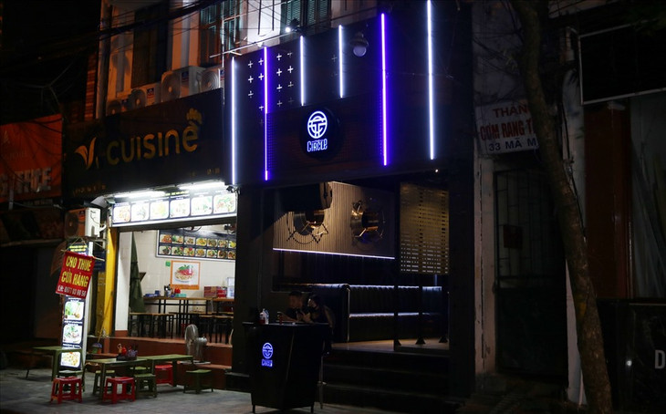 Đến lúc này, các quán bar mới đóng cửa, tạm dừng kinh doanh. Đến lúc này, các quán bar mới đóng cửa, tạm dừng kinh doanh.