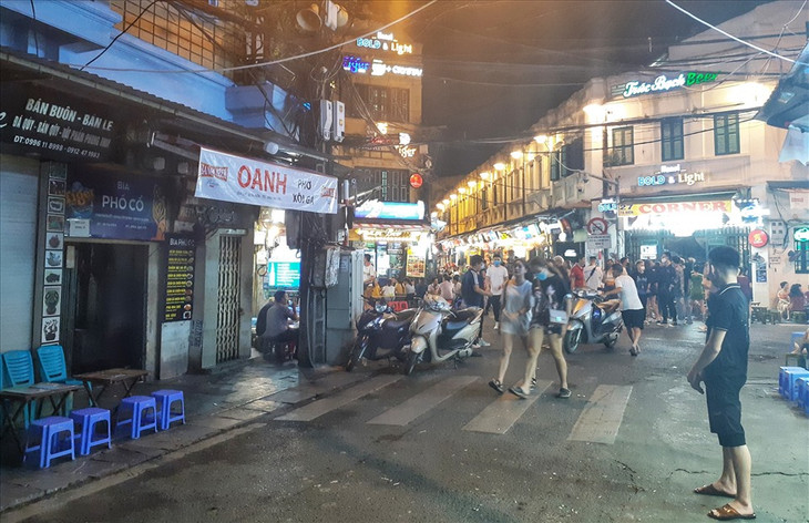 Phố Tạ Hiện đông đúc người qua lại. Phố Tạ Hiện đông đúc người qua lại.