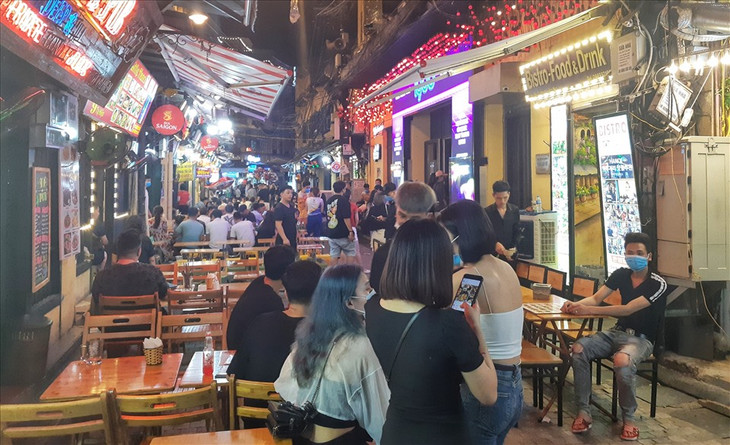 Phố Tạ Hiện vẫn đông đúc sau khi Hà Nội thông báo có 2 ca nghi mắc COVID-19 trên địa bàn thành phố. Phố Tạ Hiện vẫn đông đúc sau khi Hà Nội thông báo có 2 ca nghi mắc COVID-19 trên địa bàn thành phố.