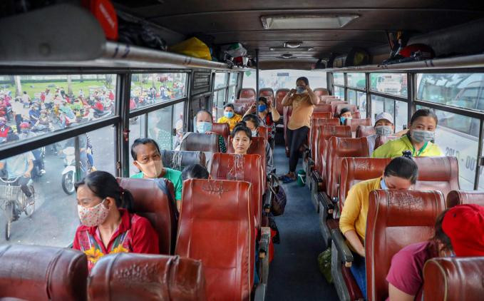 Công nhân Công ty Pouyuen ở các tỉnh đi về bằng xe đưa đón của Công ty