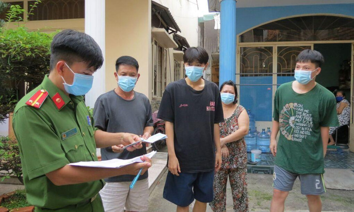 Cán bộ Phường 14 (quận Gò Vấp) kiểm tra thông tin người dân nhận hỗ trợ đợt 3