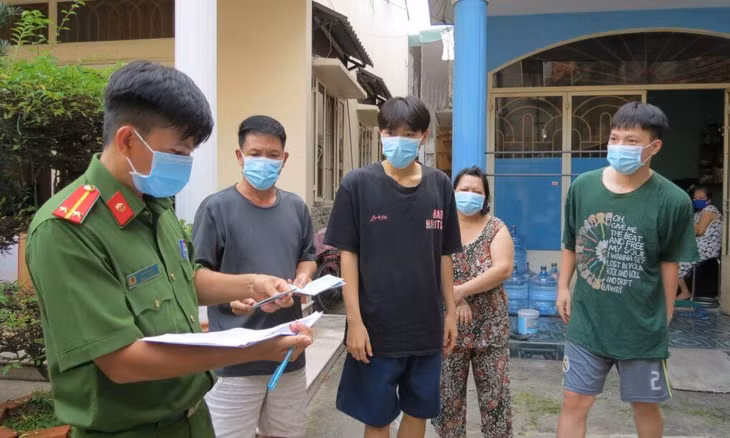 Cán bộ Phường 14 (quận Gò Vấp) kiểm tra thông tin người dân nhận hỗ trợ đợt 3