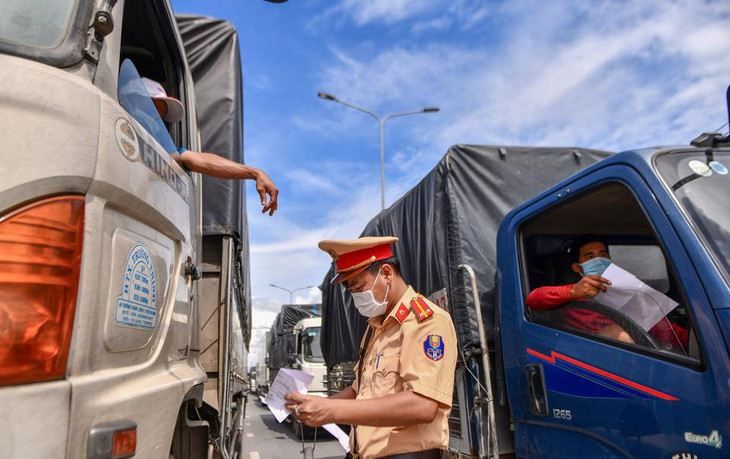 Tại 47 chốt đang duy trì, các địa phương giám sát đi lại, kiểm tra khai báo y tế..., nhưng đã nới lỏng hơn so với trước. Ảnh minh họa