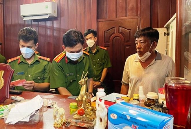 Lực lượng công an khám xét nơi ở của bị can Nguyễn Văn Võ