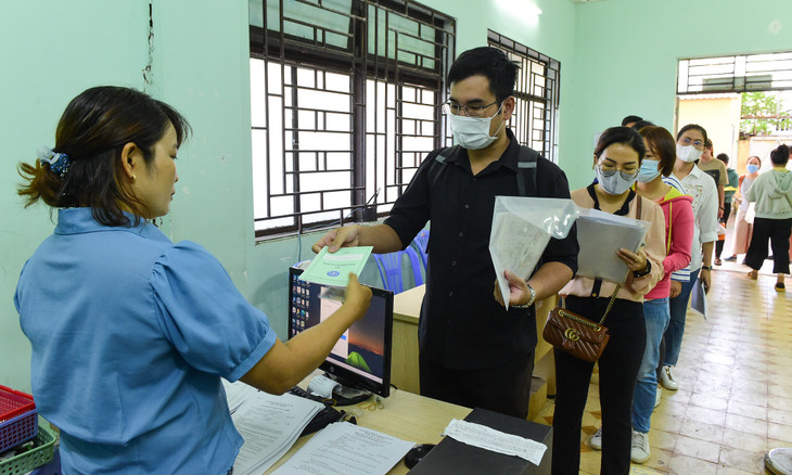 Người dân làm thủ tục hỗ trợ thất nghiệp tại Trung tâm Dịch vụ việc làm TP.HCM Người dân làm thủ tục hỗ trợ thất nghiệp tại Trung tâm Dịch vụ việc làm TP.HCM