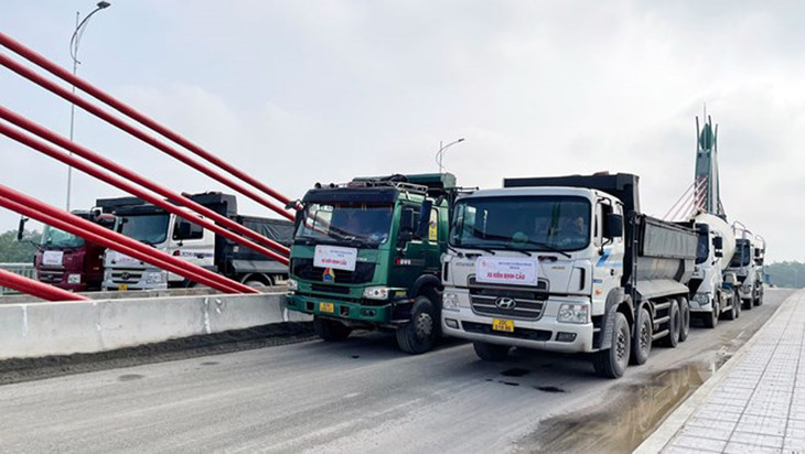 12 chiếc xe tải được huy động để thử tải cầu Huống Thượng (TP. Thái Nguyên)