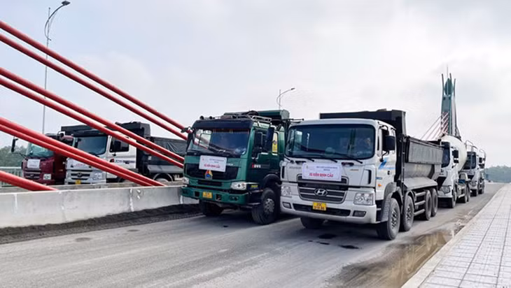 12 chiếc xe tải được huy động để thử tải cầu Huống Thượng (TP. Thái Nguyên)