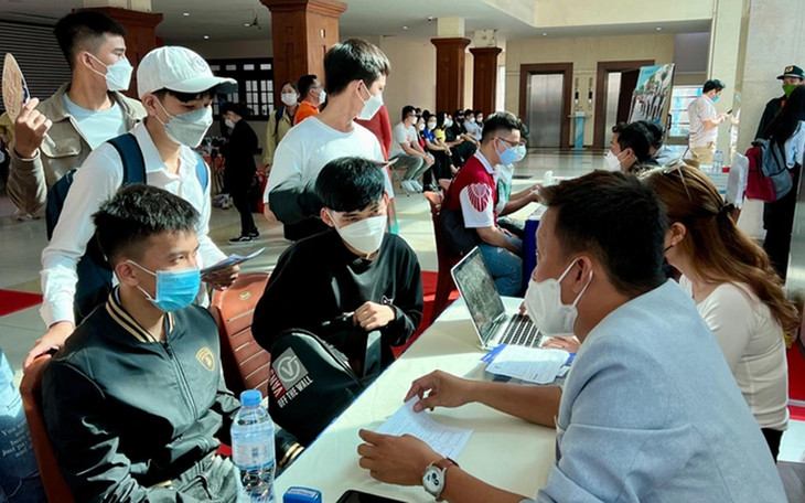 Người lao động tìm việc tại một sàn giao dịch việc làm