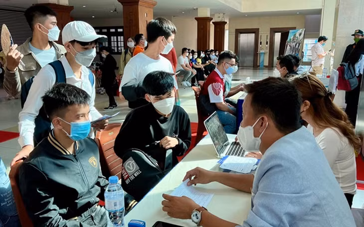 Người lao động tìm việc tại một sàn giao dịch việc làm