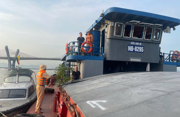 Lực lượng cảnh sát giao thông TP Hải Phòng xuống tàu, thuyền nhắc nhở bà con tránh trú bão số 3 an toàn