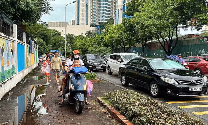 Nhiều trường học ở Hà Nội cho phụ huynh đón con sớm chiều 6/9