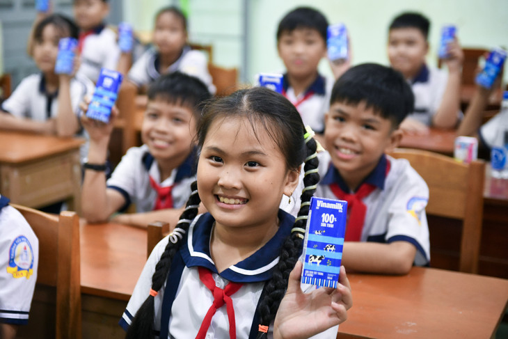 Các em học sinh Bảo Thạnh lần đầu đón một ngày khai giảng đặc biệt với thật nhiều quà tặng từ Vinamilk Các em học sinh Bảo Thạnh lần đầu đón một ngày khai giảng đặc biệt với thật nhiều quà tặng từ Vinamilk