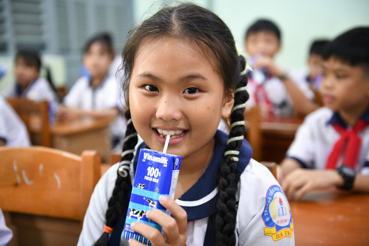 Ngay trong buổi học đầu tiên của năm học mới các em đã được uống sữa theo chương trình Ngay trong buổi học đầu tiên của năm học mới các em đã được uống sữa theo chương trình