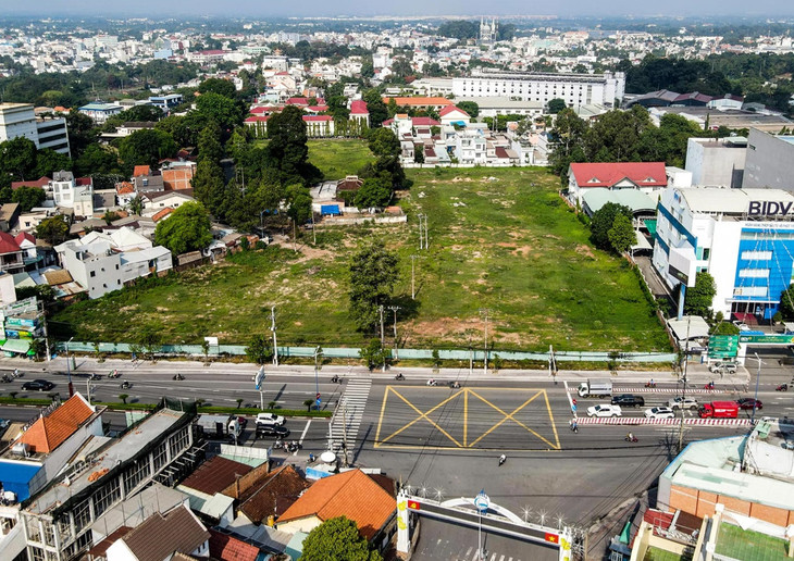 Khu đất là trụ sở cũ của UBND TP. Thủ Dầu Một nằm trên mặt tiền Quốc lộ 13 đang bỏ không Khu đất là trụ sở cũ của UBND TP. Thủ Dầu Một nằm trên mặt tiền Quốc lộ 13 đang bỏ không