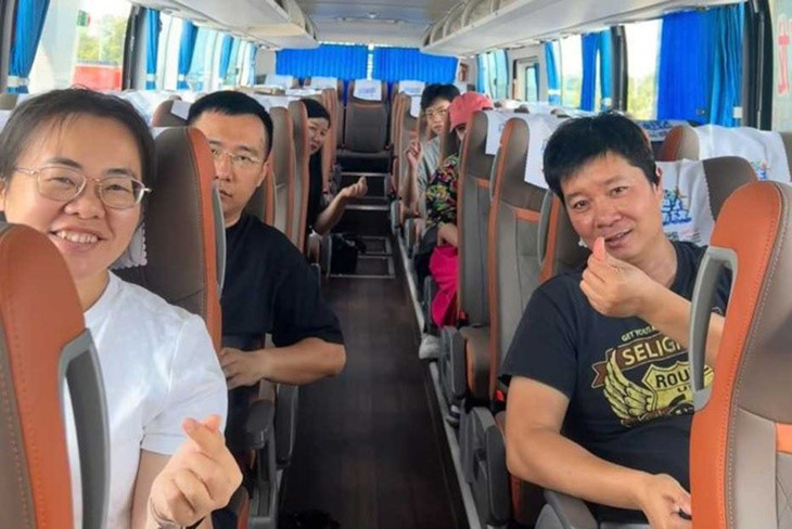 Hành khách từ trên chuyến xe kết nối Nam Ninh và Hạ Long Hành khách từ trên chuyến xe kết nối Nam Ninh và Hạ Long