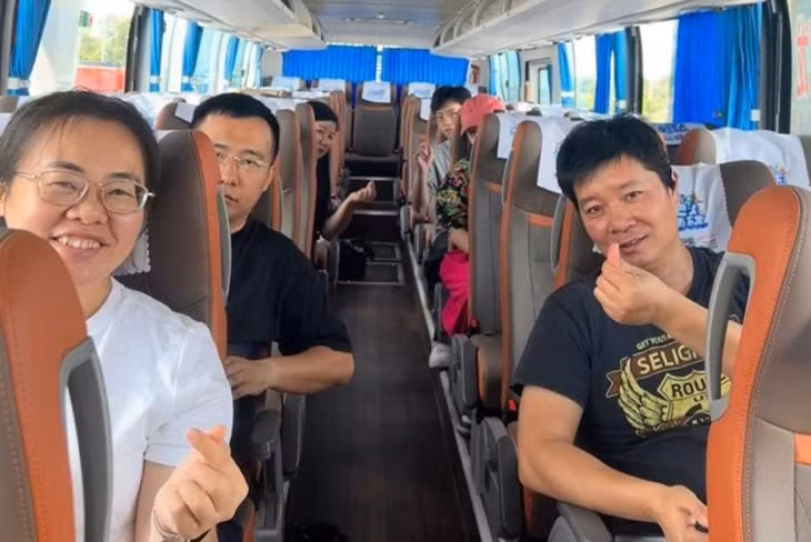 Hành khách từ trên chuyến xe kết nối Nam Ninh và Hạ Long