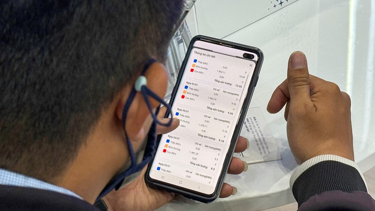 Với một thiết bị di động thông minh có cài đặt App EVNHCMC, khách hàng sử dụng điện sẽ nhận được tất cả các thông báo chăm sóc khách hàng của ngành điện...
