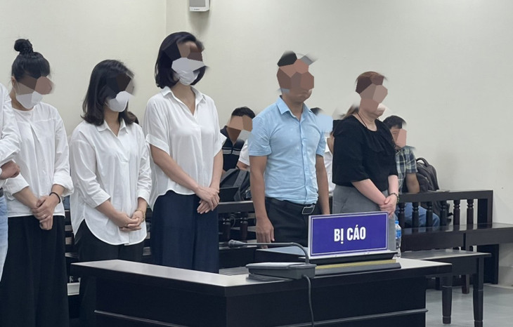 Các bị cáo đứng nghe tuyên án Các bị cáo đứng nghe tuyên án