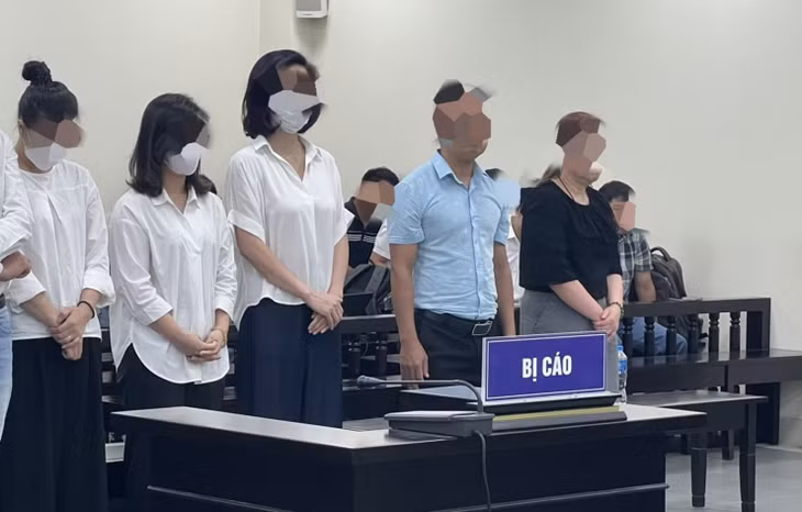 Các bị cáo đứng nghe tuyên án