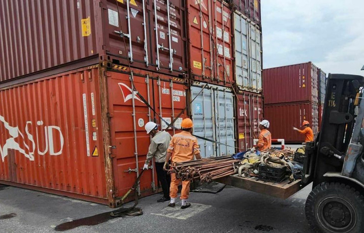 Công nhân Cảng Tân Vũ (Hải Phòng) chằng buộc, gia cố container hàng hóa