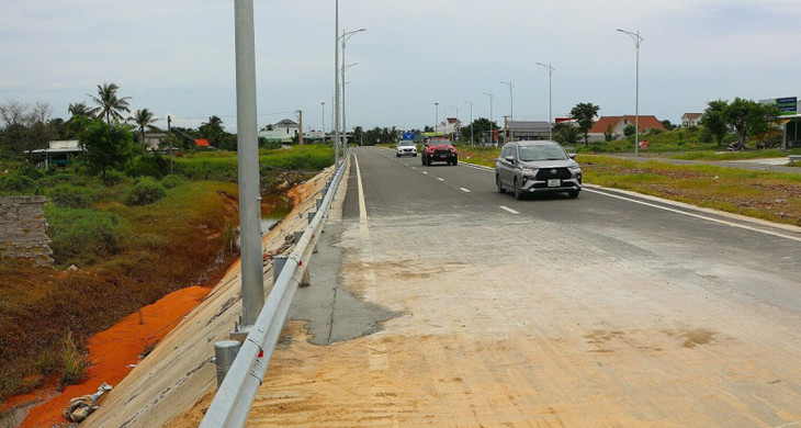 Xe du lịch di chuyển trên đường 719B vừa sửa chữa từ hướng Quốc lộ 1 đi biển Tiến Thành