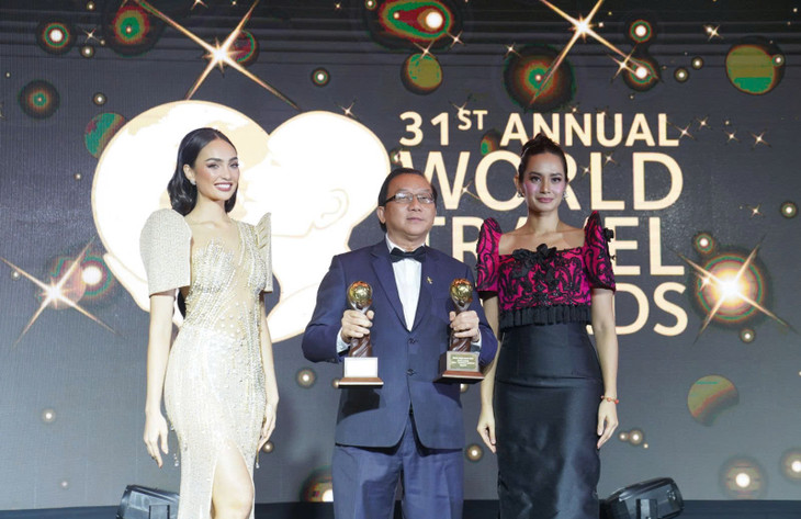 Ông Đỗ Xuân Quang - Phó Tổng giám đốc Vietjet nhận cú đúp giải thưởng ở lễ trao giải World Travel Awards 2024, tối 5/9 Ông Đỗ Xuân Quang - Phó Tổng giám đốc Vietjet nhận cú đúp giải thưởng ở lễ trao giải World Travel Awards 2024, tối 5/9