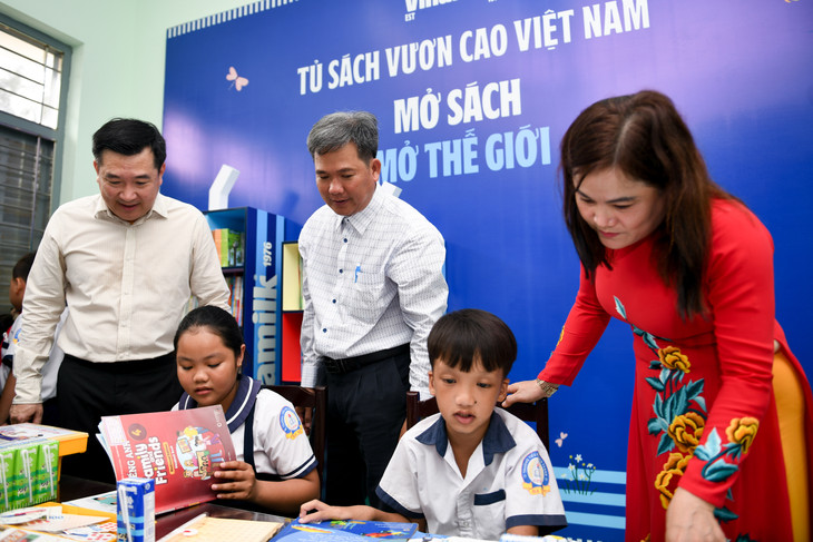 Các em học sinh khám phá tủ sách mới do Vinamilk trao tặng tại thư viện trường Các em học sinh khám phá tủ sách mới do Vinamilk trao tặng tại thư viện trường
