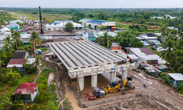 Thi công cầu cạn trên cao tốc Cần Thơ - Cà Mau