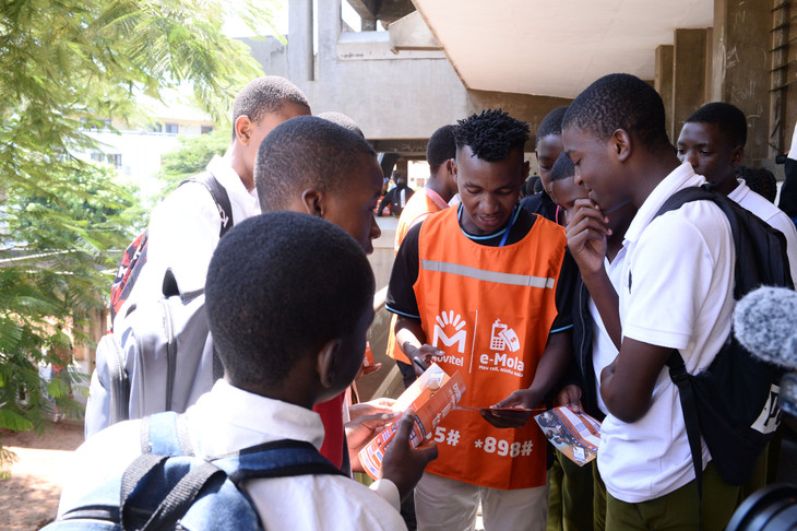 Dịch vụ di động của Viettel ở được thiết kế để trở nên dễ tiếp cận với học sinh.