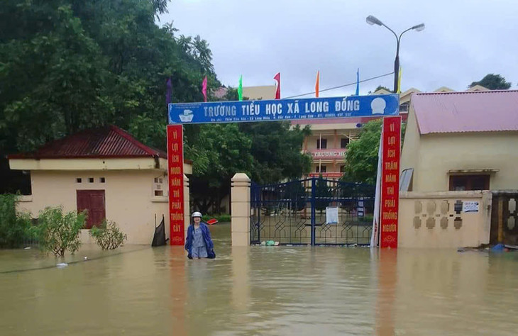 Nước ngập bắp chân tại Trường Tiểu học xã Long Đống, huyện Bắc Sơn, Lạng Sơn