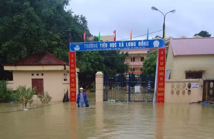 Nước ngập bắp chân tại Trường Tiểu học xã Long Đống, huyện Bắc Sơn, Lạng Sơn