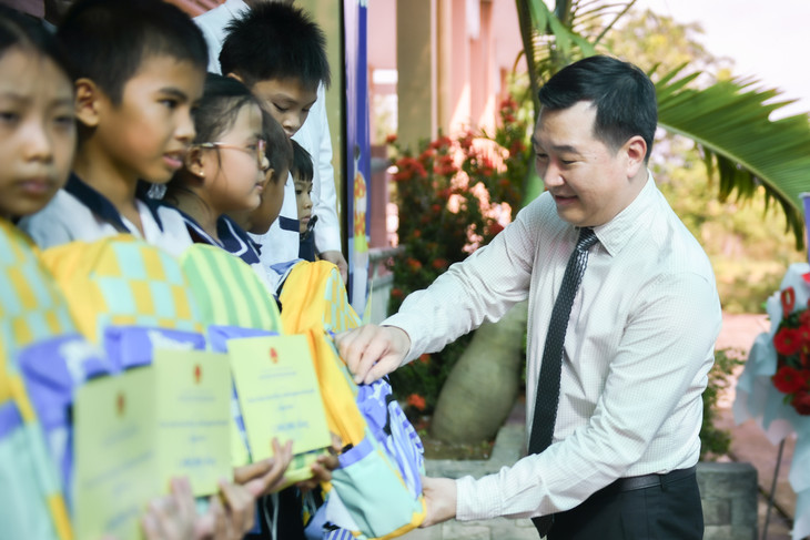 Ông Đỗ Thanh Tuấn – Giám đốc Đối ngoại Vinamilk - trao tặng 30 phần học bổng và quà tặng năm học mới cho các em học sinh vượt khó vươn lên trong học tập Ông Đỗ Thanh Tuấn – Giám đốc Đối ngoại Vinamilk - trao tặng 30 phần học bổng và quà tặng năm học mới cho các em học sinh vượt khó vươn lên trong học tập