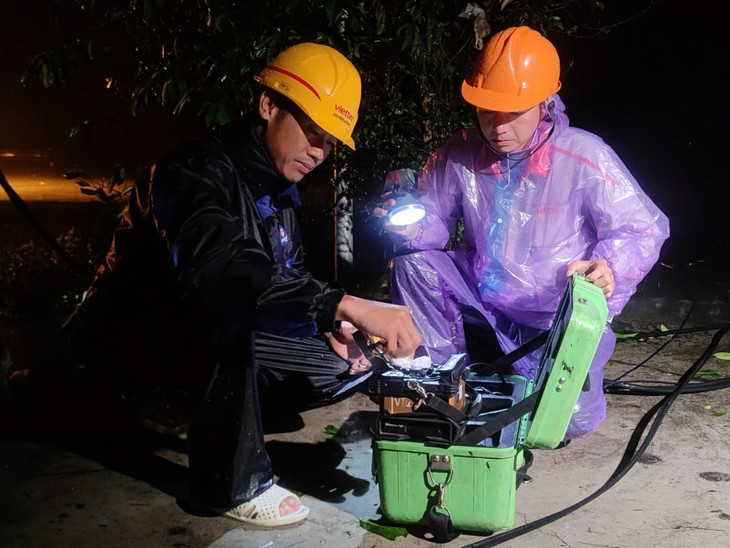 Kỹ thuật viên một nhà mạng đang khắc phục sự cố