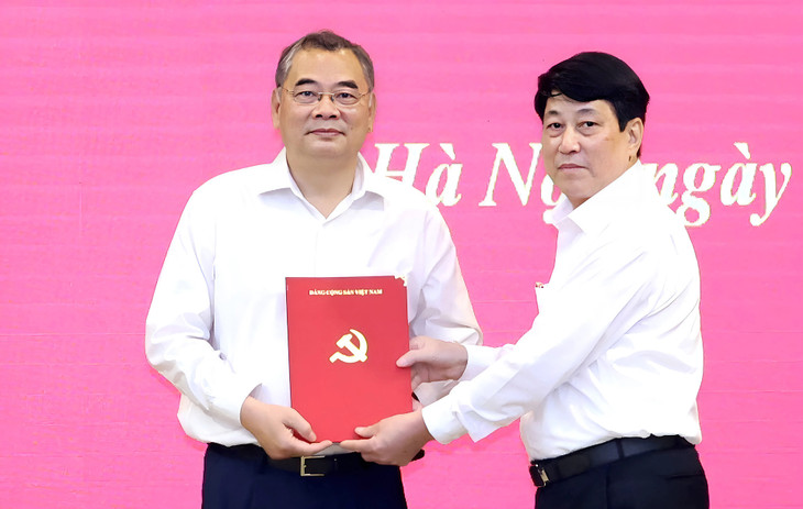 Ủy viên Bộ Chính trị, Thường trực Ban Bí thư Lương Cường trao quyết định bổ nhiệm Trợ lý, Phụ trách Văn phòng Tổng Bí thư cho Trung tướng Tô Ân Xô. Ảnh: TTXVN Ủy viên Bộ Chính trị, Thường trực Ban Bí thư Lương Cường trao quyết định bổ nhiệm Trợ lý, Phụ trách Văn phòng Tổng Bí thư cho Trung tướng Tô Ân Xô. Ảnh: TTXVN
