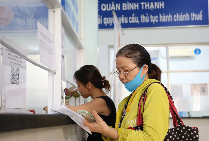 Người dân nộp hồ sơ thuế tại Chi cục Thuế quận Bình Thạnh