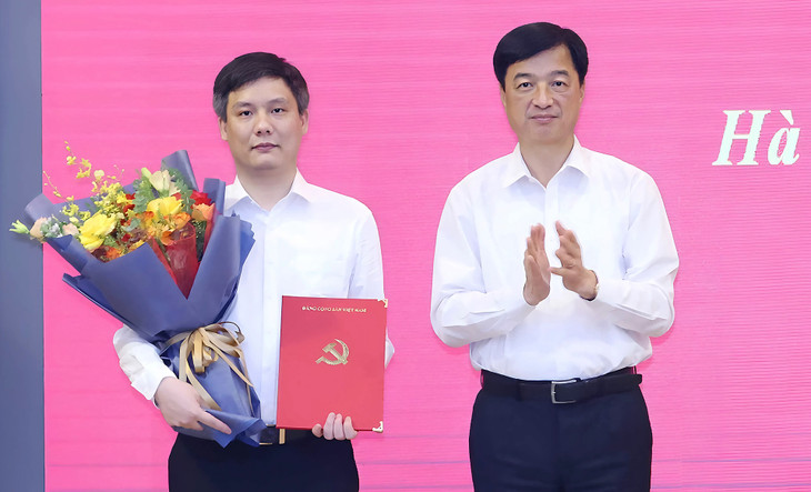 Bí thư Trung ương Đảng, Chánh Văn phòng Trung ương Đảng Nguyễn Duy Ngọc trao quyết định bổ nhiệm Thư ký Tổng Bí thư, Chủ tịch nước Tô Lâm cho Thiếu tá Đinh Tiến Hải. Ảnh: TTXVN Bí thư Trung ương Đảng, Chánh Văn phòng Trung ương Đảng Nguyễn Duy Ngọc trao quyết định bổ nhiệm Thư ký Tổng Bí thư, Chủ tịch nước Tô Lâm cho Thiếu tá Đinh Tiến Hải. Ảnh: TTXVN