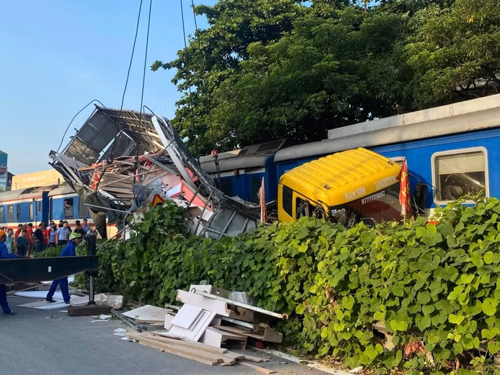 Xe tải dính chặt vào tàu hỏa sau tai nạn